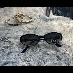Vintage with tags kiss sunglasses 🕶 you don’t want to miss out on 😎